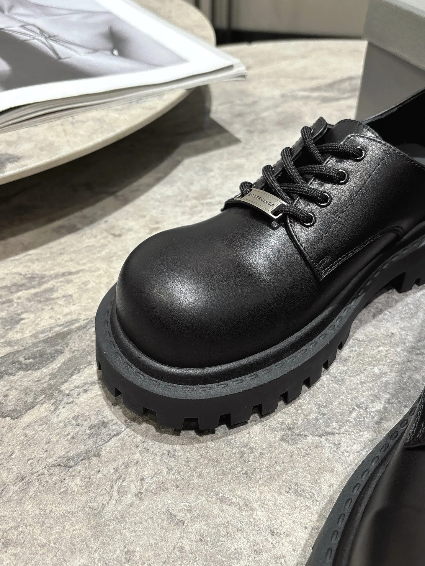 👟👟Ex-factory price 660👟👟 BALENCIAGA Balenciaga's new Stomper Derby big-toe derby shoes. This pair of shoes is simply a dark horse in this year's fashion circle. The exaggerated big-toe design makes people fall in love at first sight! 💖 When I first saw it, I was attracted by the big B logo. It’s so recognizable! Wear it, whether paired with skinny jeans or wide-leg pants, you can easily style it and look extremely fashionable! The double B decorative buckle is hand-inlaid with pure copper hardware. ▪Fabric: original full-grain cowhide. ▪Inner feet: water-dyed cowhide. ▪Sole: original rubber outsole.